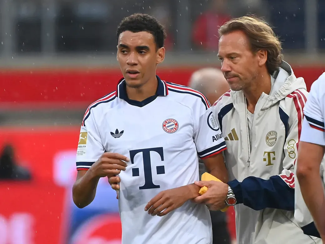 Jamal Musiala mit dem Münchner Mannschaftsarzt Peter Ueblacker