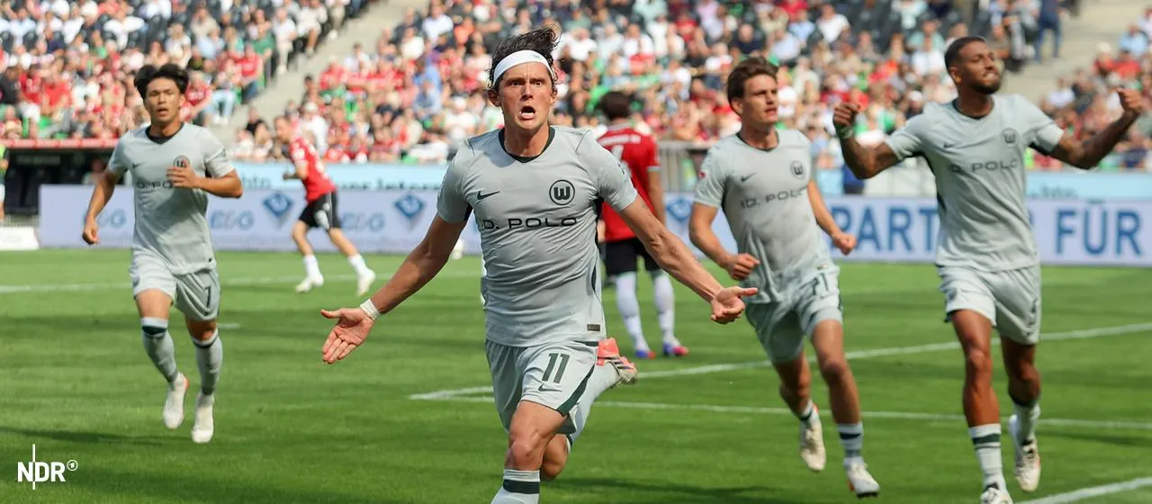 Wolfsburgs Fabian Reese bejubelt seinen Treffer