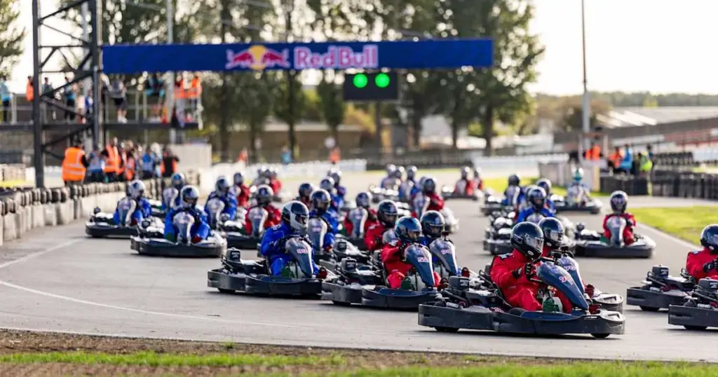 Verstappen meistert Kart-Challenge gegen 100 Fahrer in Silverstone