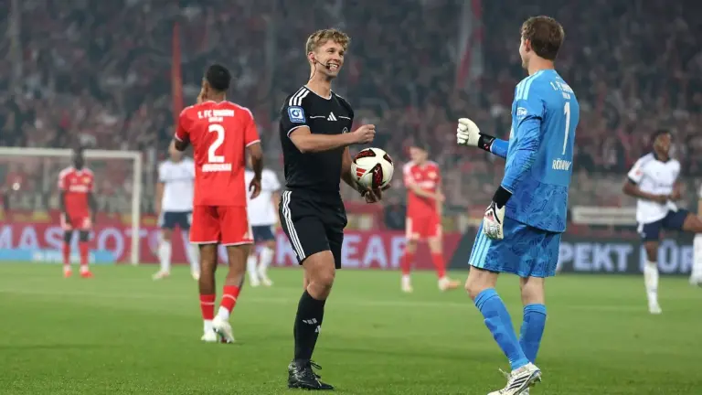 Fußball-Bundesliga: Auch ein Schiriwechsel kann den Schalker Auswärtssieg nicht verhindern