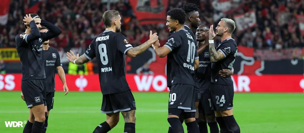 Die Leverkusener Spieler bejubeln das 1:0